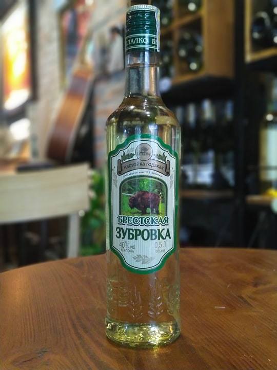 Rượu Vodka cỏ Zubrowka Ba lan 1L