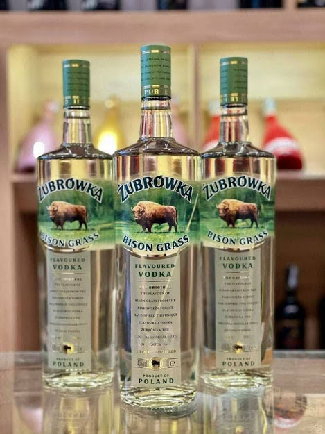 Rượu Vodka cỏ Zubrowka Ba lan 1L